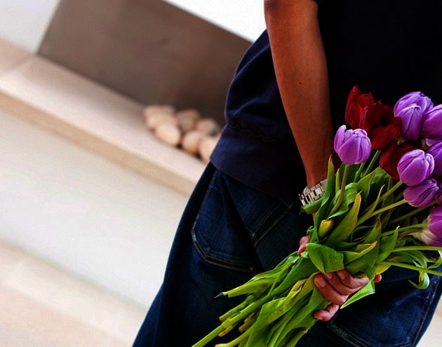 Как правильно подарить цветы? Как романтично и красиво вручить букет 📖